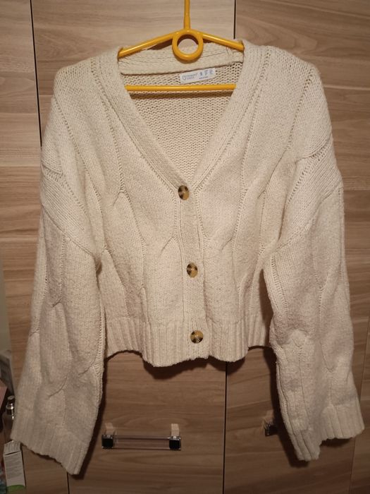 Sweter rozpinany z przodu krótki z rozszerzanymi rękawami