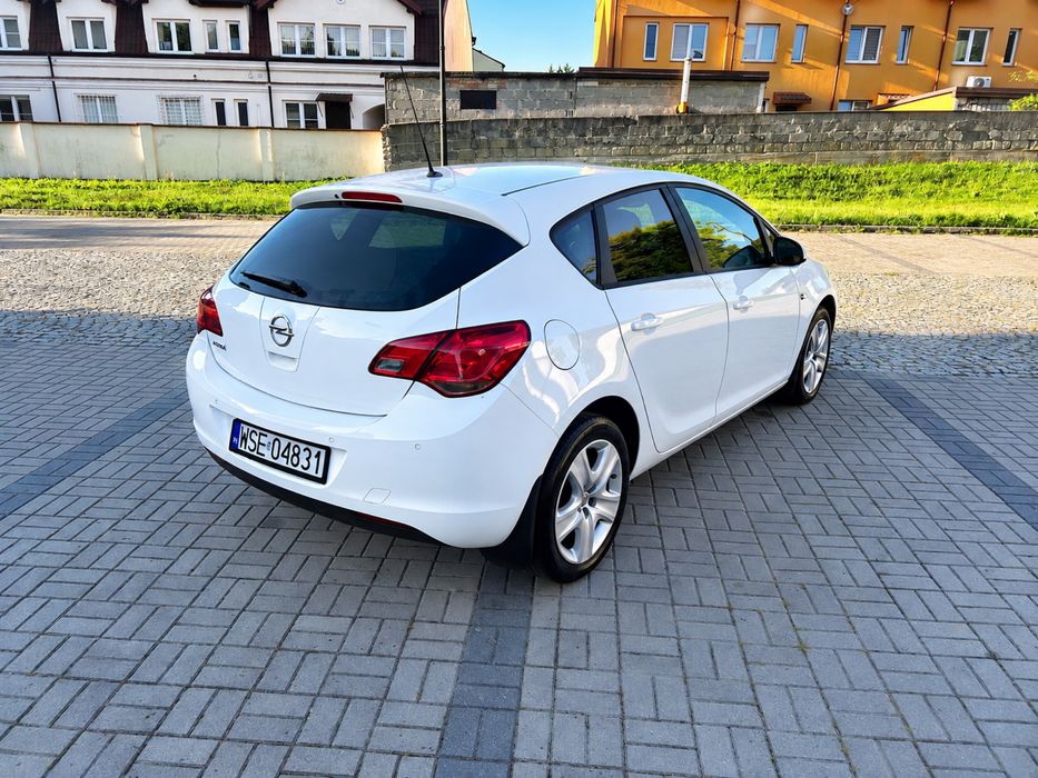 Opel Astra J 2011r. 1.6 benzyna 115KM