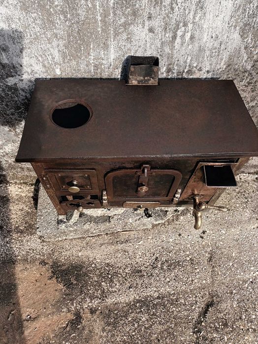 Fogão a lenha funcional em ferro fundido