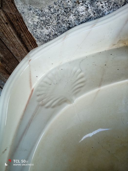 Lavatório  muito antigo imitação de pedra mármore. Só o lavatório o bidé já foi vendido.de pedra mármore com torneiras incluídas.