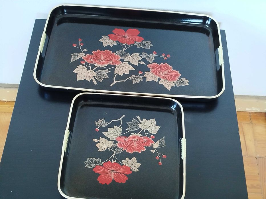 2 tabuleiros em forma de retângulo e outro em forma de quadrado