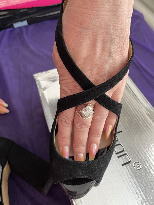 Продам босоніжки замшеві