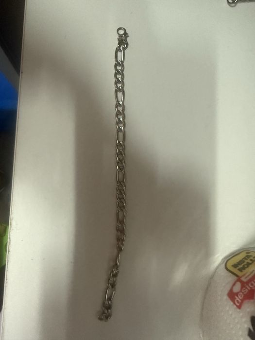 Pulseiras em Metal Prateado – 2 Modelos | Produto de Insolvência – 22€