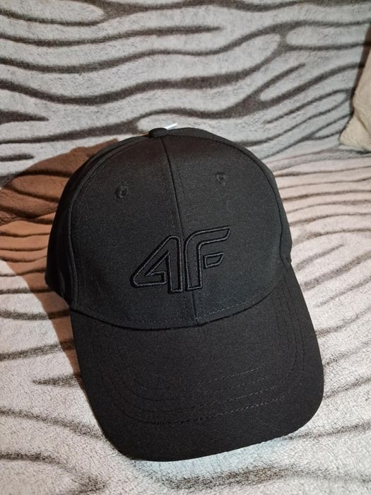 Czapka z daszkiem czarna 4F