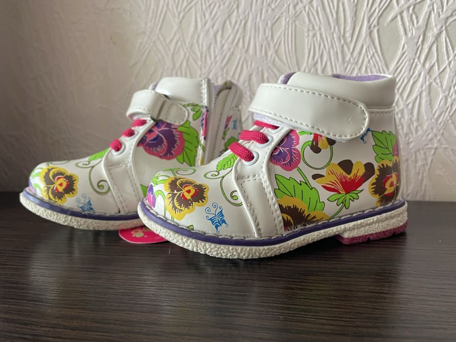 Взуття дівчинка