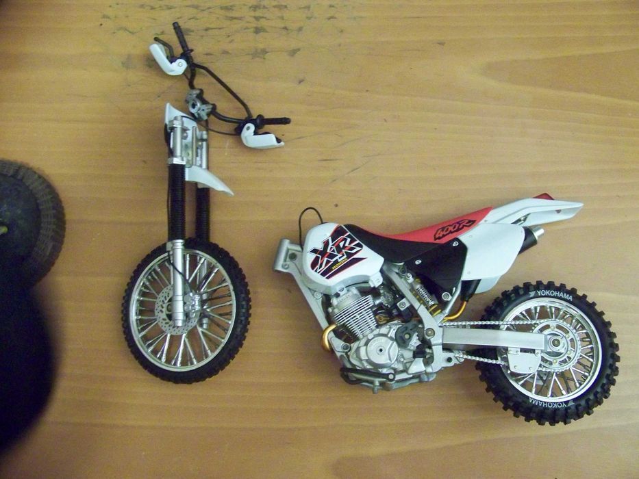 mota de cross em maqueta (com defeito)