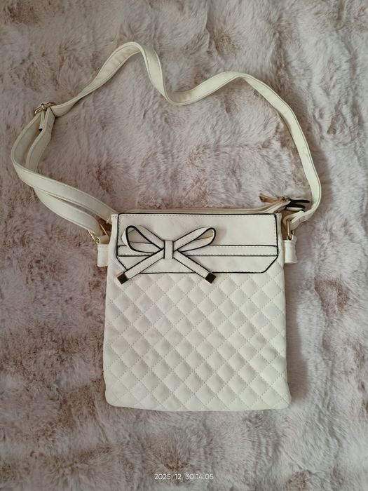 Biała torebka z kokardką