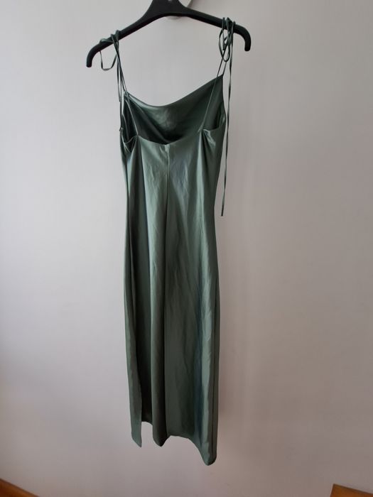 Vestido de cetim verde super lindo xs