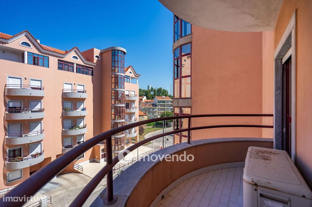 Apartamento T3 com áreas amplas, varandas e arrecadação, em Alverca