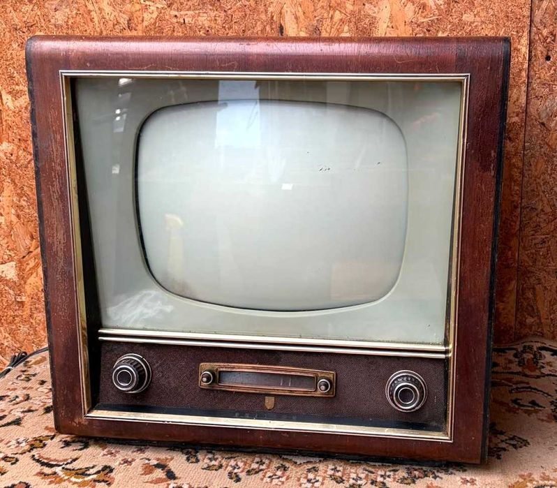 Televisão antiga não testada