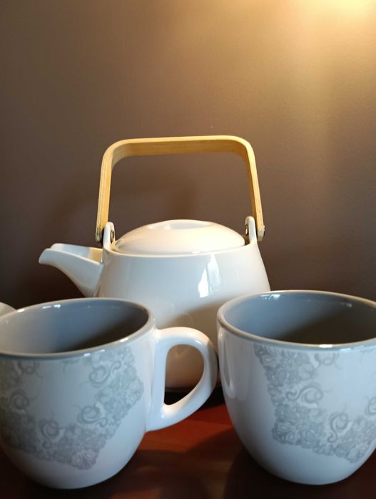 czajniczek do parzenia herbaty z kubeczkami