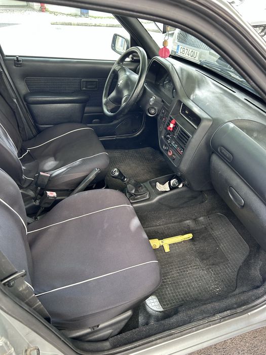 Peugeot 106 1.1 Gasolina 5 portas cinzento