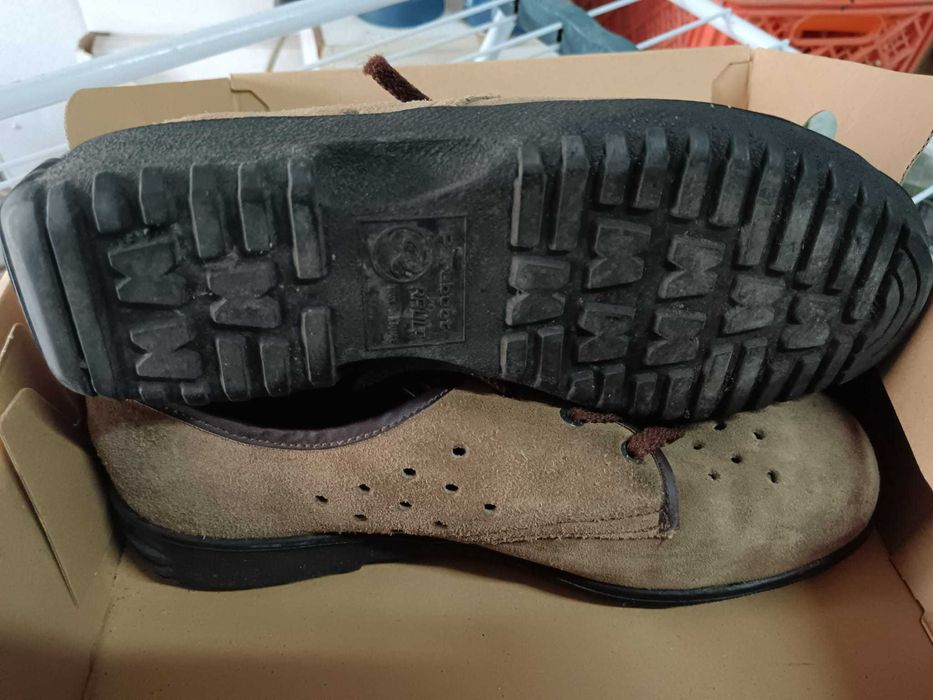 Sapatos com biqueira metálica.