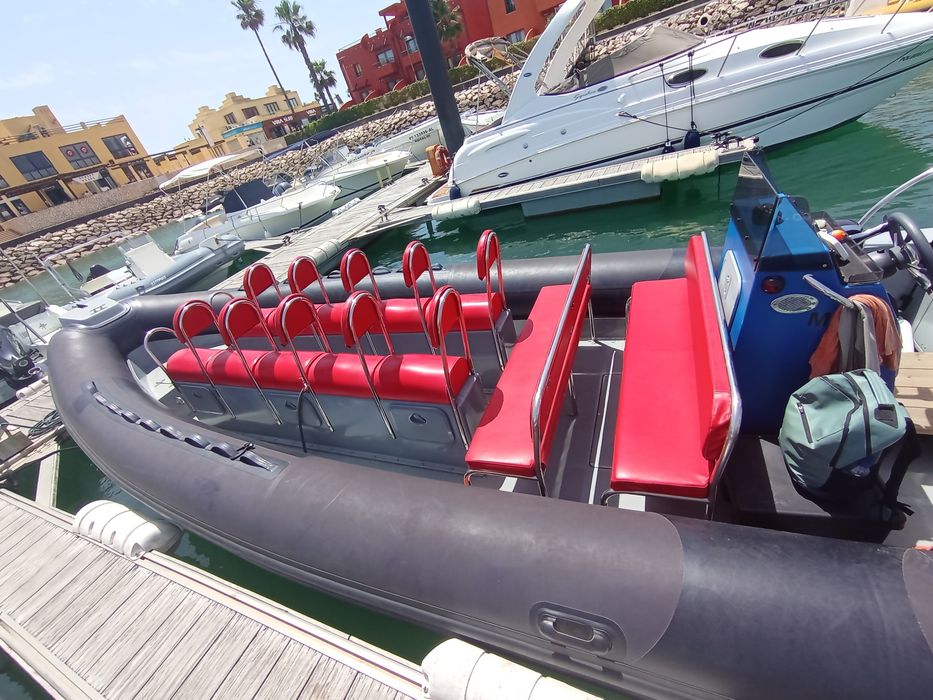 Barco semi-rígido 7,99m com motor Suzuki 300HP de 2023.