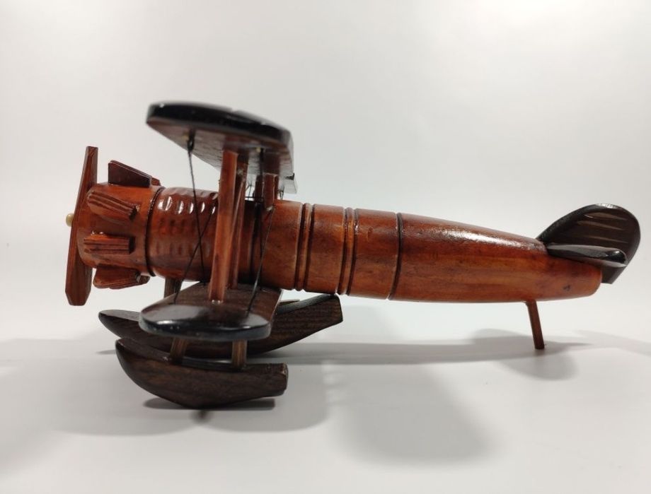 Duży drewniany dwupłatowiec