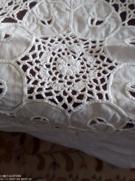 Toalha de algodão alinhada branca bordada grande.