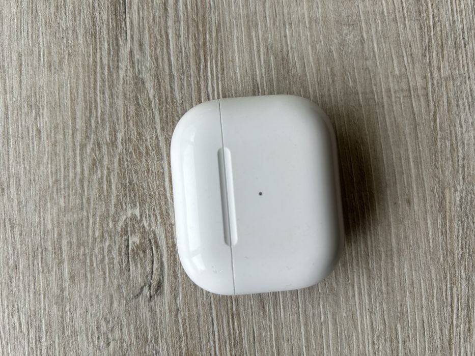Кейс і правий навушник Airpods 3