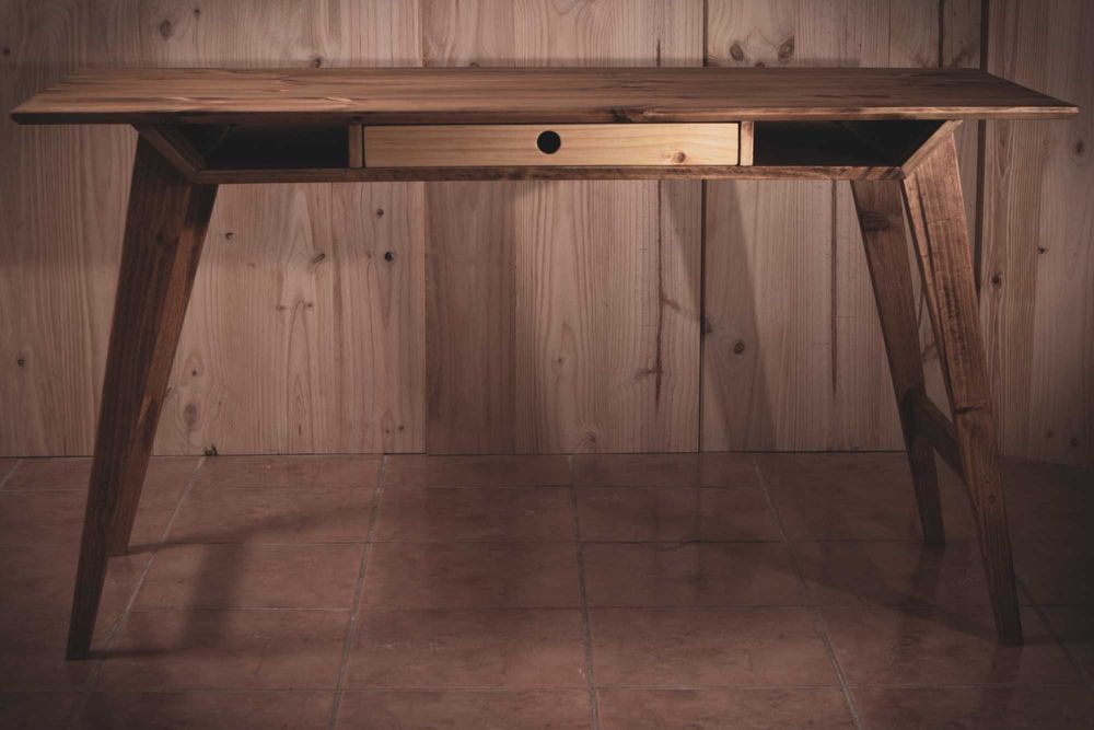 Secretária nórdica em madeira com duas gavetas. Madeira maciza.