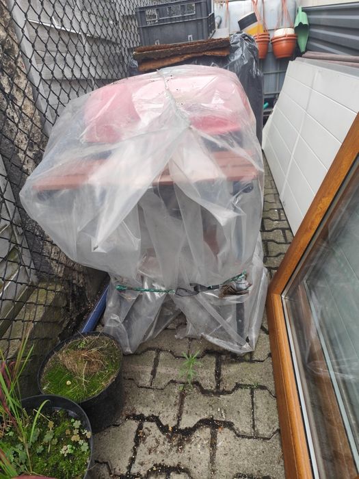 Grill węglowy z 3 półkami oraz pokrywą