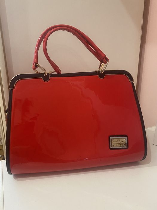 Червона лакова сумочка