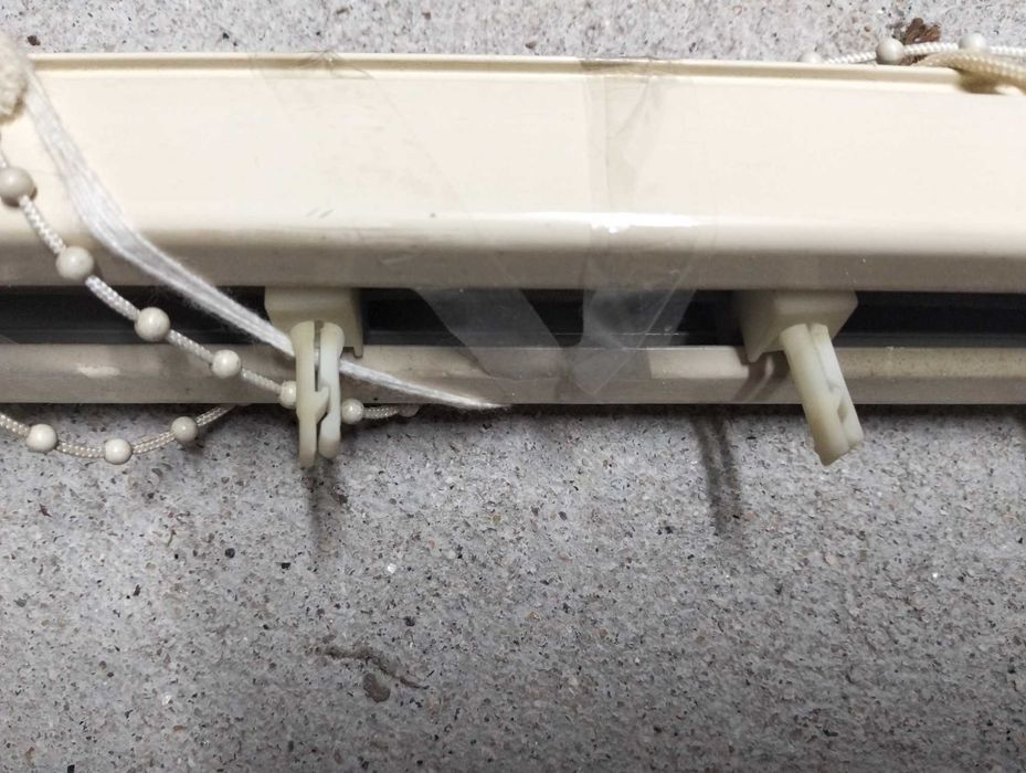 dois estores de lâminas interiores