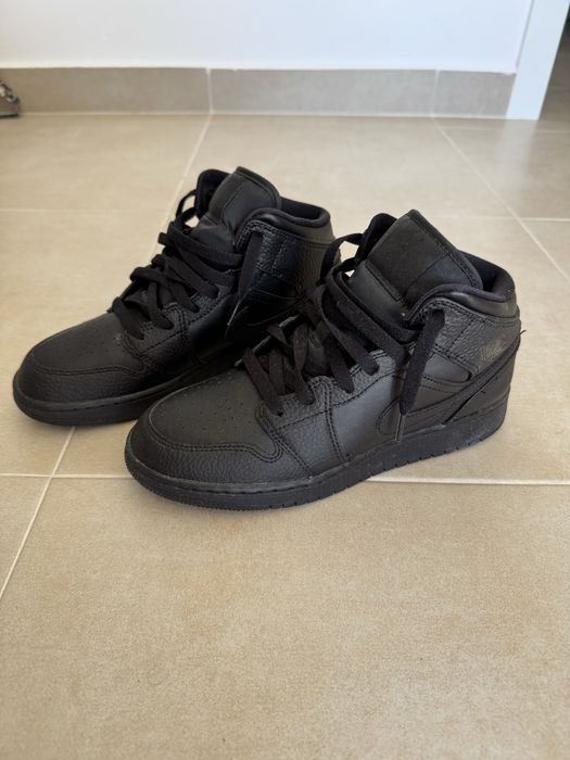 nike air jordan mid 1