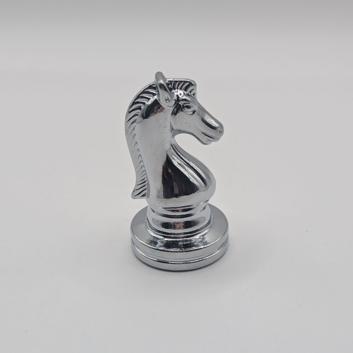 Елітні подарункові шахи — металеві фігури + дерев’яна дошка 30×30 см