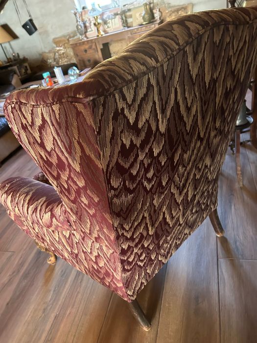 Par de Poltronas Wingback Clássicas – Estrutura em Madeira – Oportunidade
