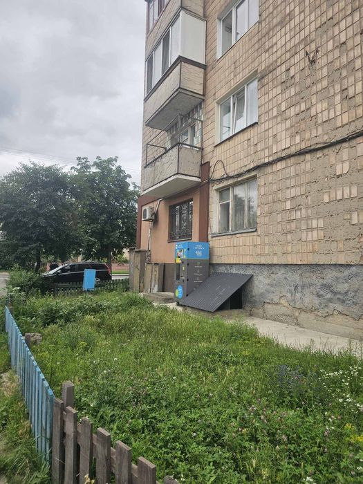 Продаж 2 кім. квартири пр. Відродження, під комерційну діяльність!