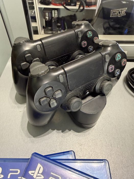 Konsola Playstation 4 Slim CUH-2116B + 2 pady + ładowarka do padów + 3 gry + okablowanie