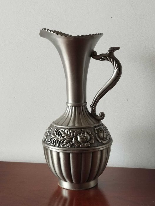 Jarro Ornamentado em Estanho