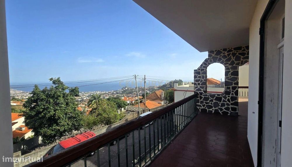 Moradia T4 com Terreno e Amplos Espaços - Santo António, Funchal