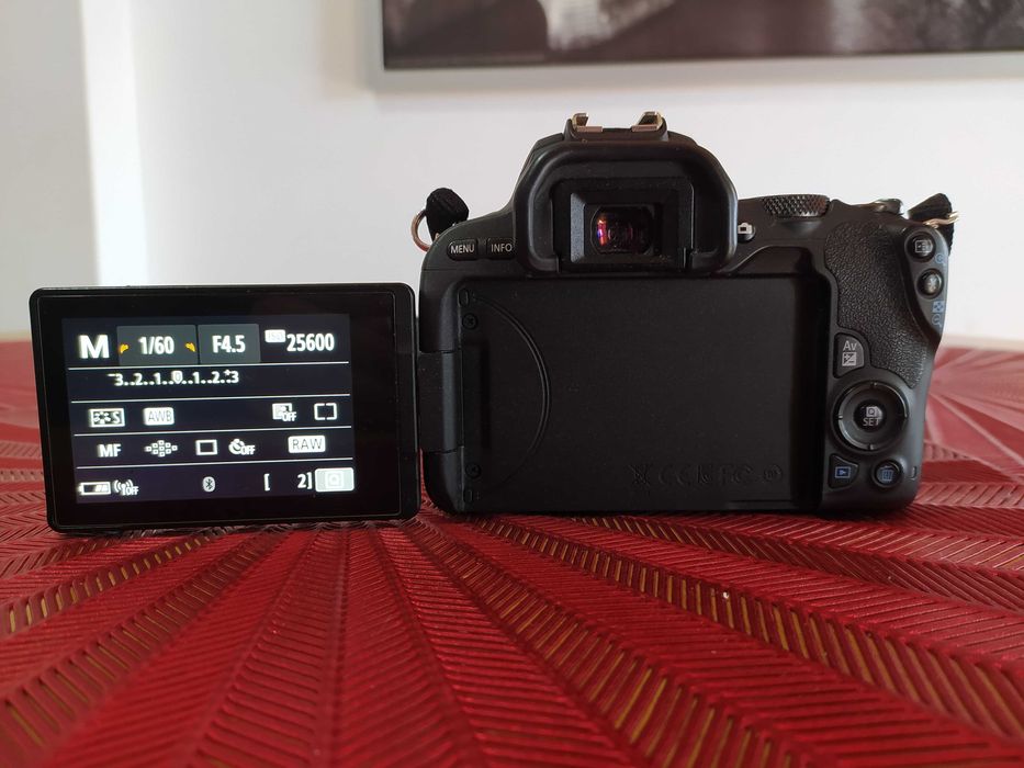 Câmara Canon EOS 200 D