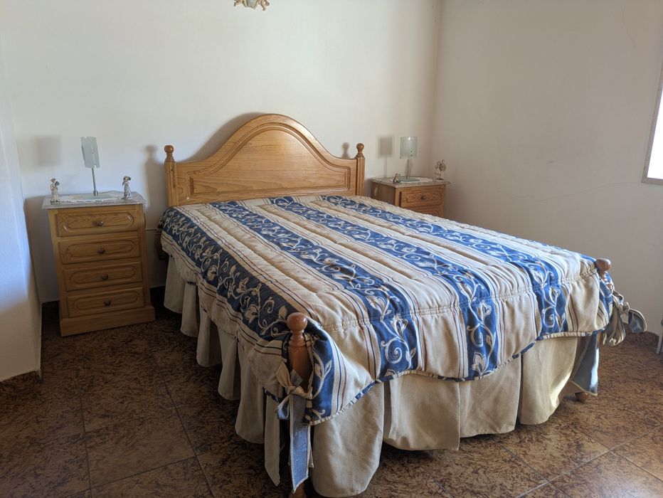 Mobília de Quarto Completa em Madeira Maciça (Pinho) – Excelente Estado