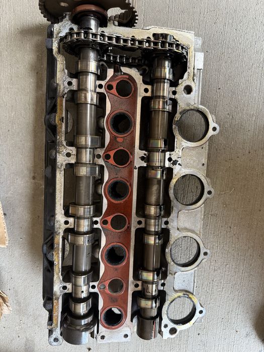 головки блоку циліндрів із розподільними валами (розпредвалами)