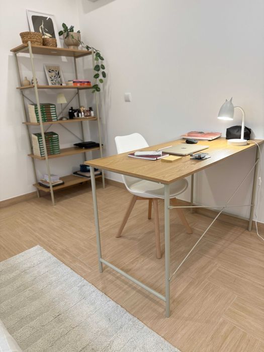 Mesa, estante e cadeira de escritorio