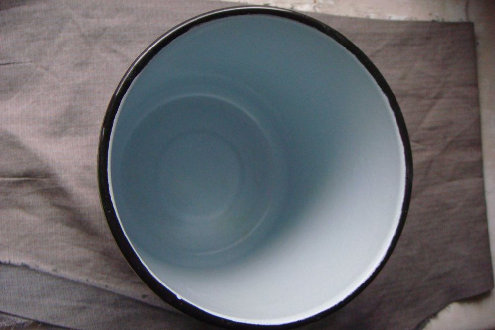 Посуд емальований виготовлений за часів СРСР: чайник і каструля