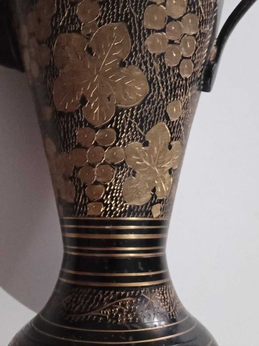 Индийский кувшин со штихельным узором