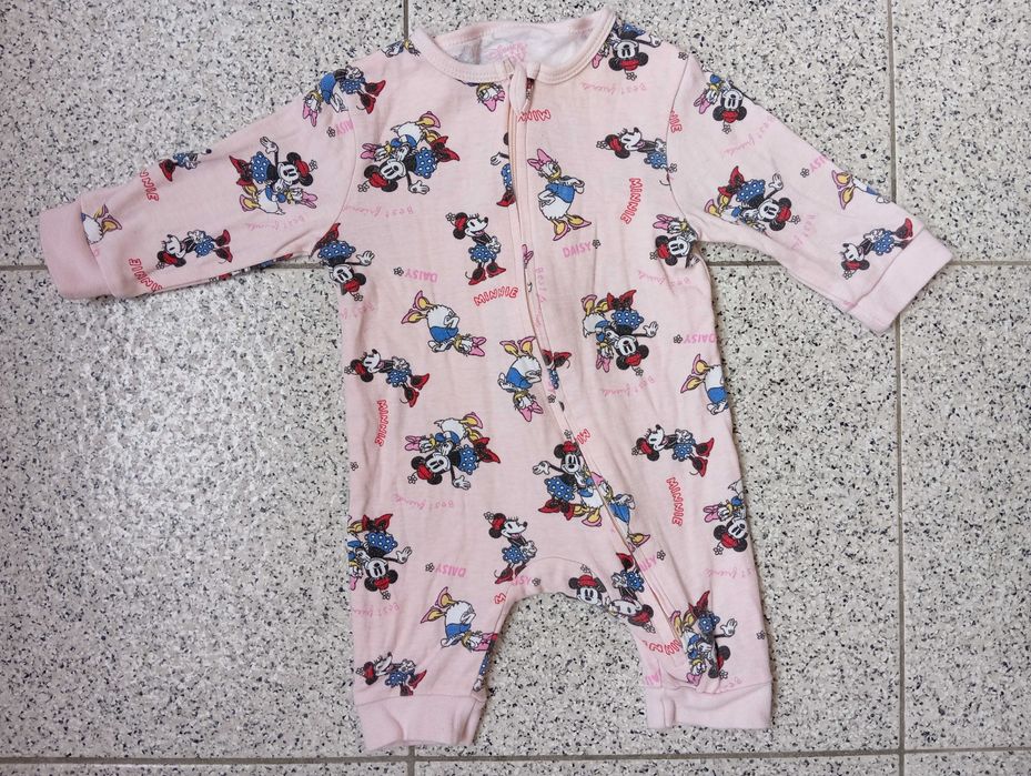 Várias peças bebé babygrows, casacos, sweaters...