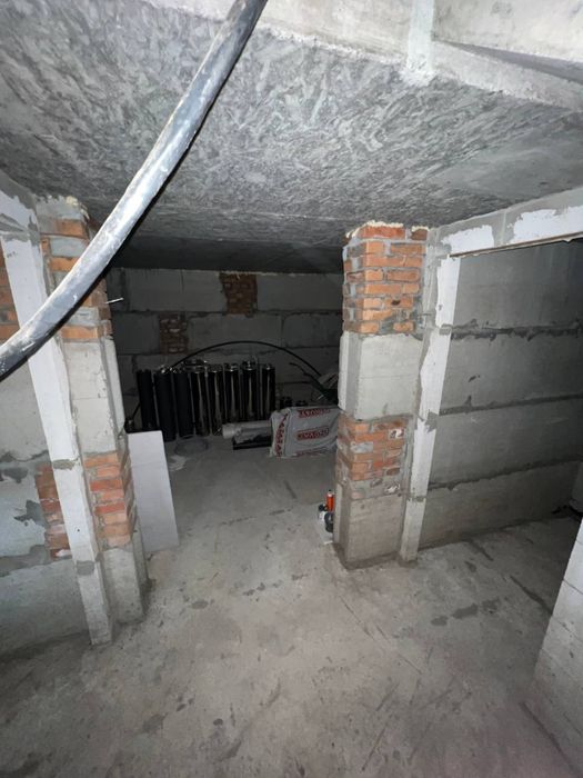 Будинок з бомбосховищем-підвалом