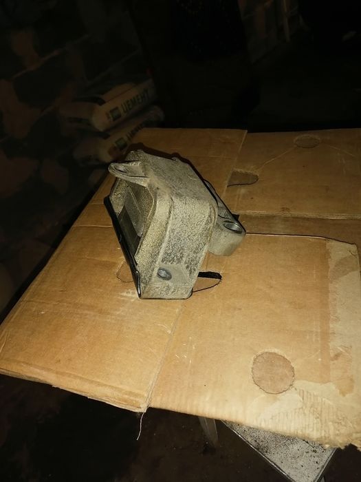 Подушка, коробки передач, на Гольф.