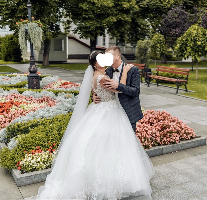 Весільна сукня зі шлейфом