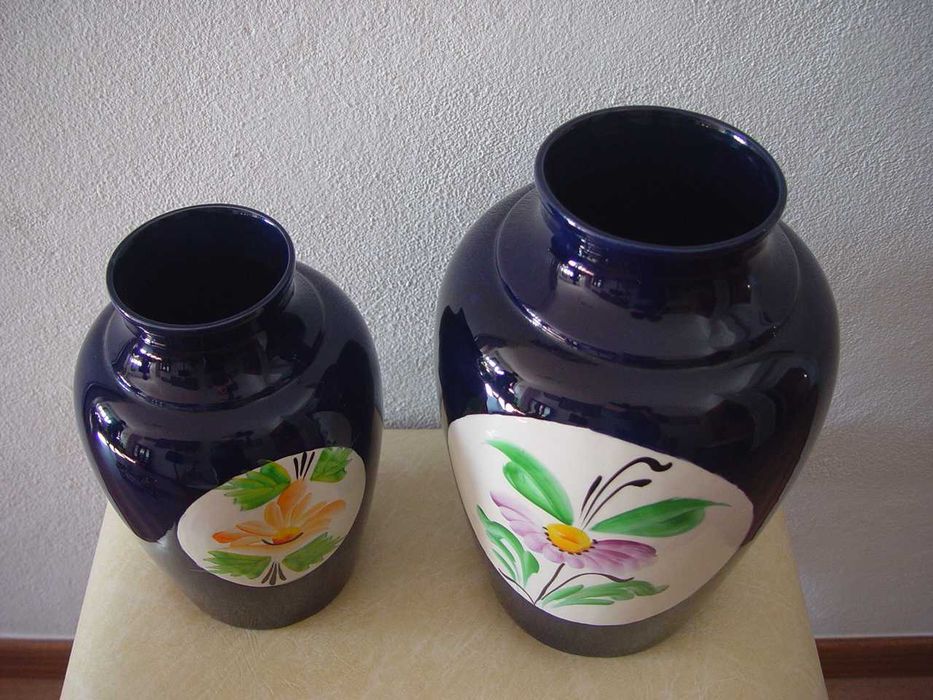 Conjunto de vasos decorativos com motivos florais.