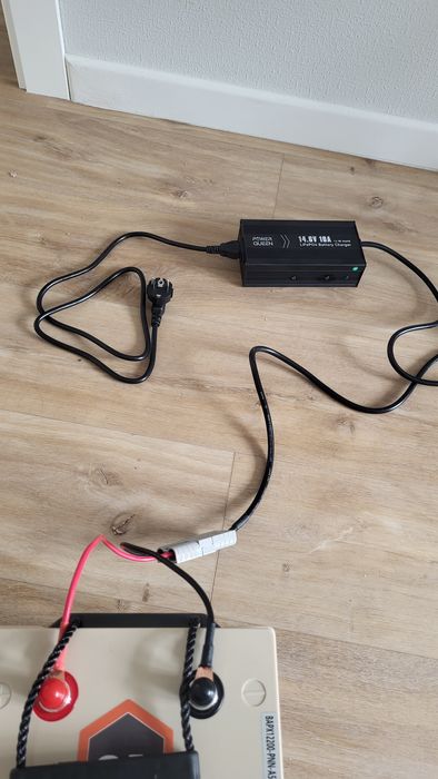 Power Queen LiFePO4 зарядка(charger) 14.6V 10A