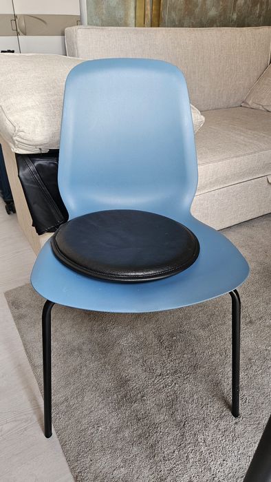 Cadeira azul com almofada