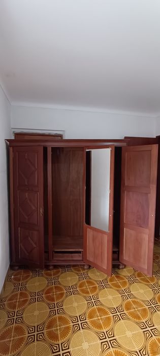 Roupeiro  de madeira
