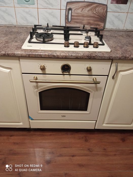 Кухня б/у в хорошому стані( залишилася сама техніка)