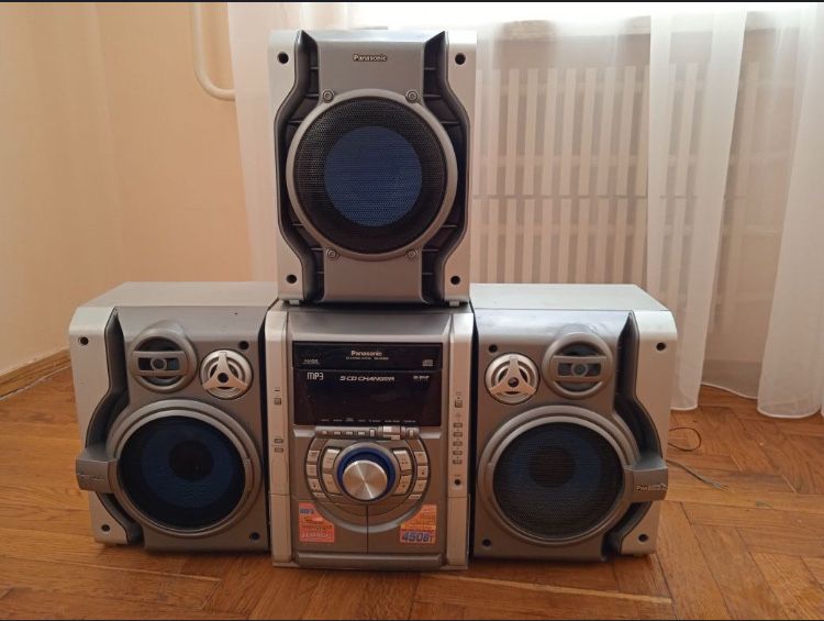 Музичний центр.