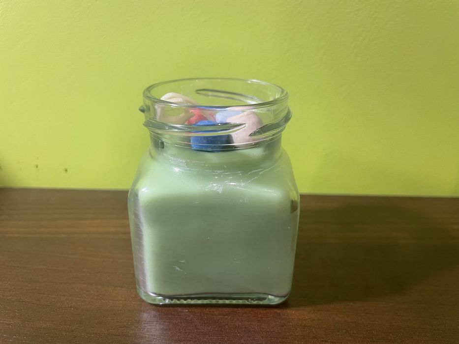 Zielona świeczka w słoiku