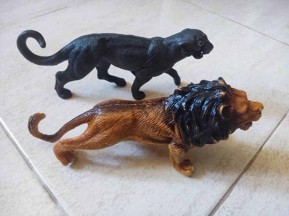 Animais da selva (bonecos) - leão e pantera negra
